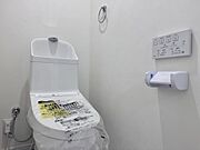毎日快適に使用することができる、温水洗浄便座付きのトイレ。リモコンが壁面に取り付けられており、操作がしやすいです。