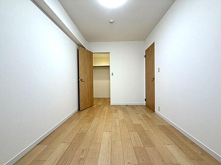 「洋室/約6帖」帰宅動線に優れた洋室。家族が集うリビングから距離があるので、リモートワークや勉強に集中しやすい居室です。