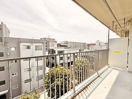 南向きにつき、日当たり良好◎天気のいい日には、気持ちよく洗濯物を乾かすことができそうです。