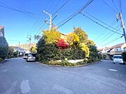 開放的な立地です。第一種低層住居専用地域内、緑豊かで落ち着いた住宅街の一画に位置しています。
