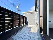 仕事や家事の合間の休憩に、バルコニーから景色を眺めればリフレッシュにもなりそうです。