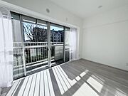 バルコニーに面した洋室。陽光差し込む明るい空間で、のんびりと過ごすことができそうです。