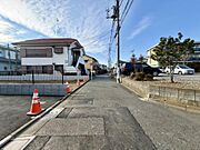周辺は、低層住宅が建ち並ぶ閑静な住宅街です。緑豊かな住環境で落ち着いた暮らしが叶います。