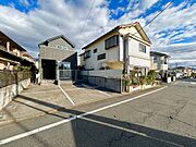 敷地と前面道路に高低差が少なく、ベビーカーや自転車をご利用の際もスムーズに移動していただけます。