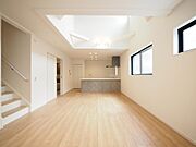 明るい陽光が降り注ぐ2階建ての住まい。各居室の日当たりや設備・仕様など、ぜひ現地にてご確認ください。