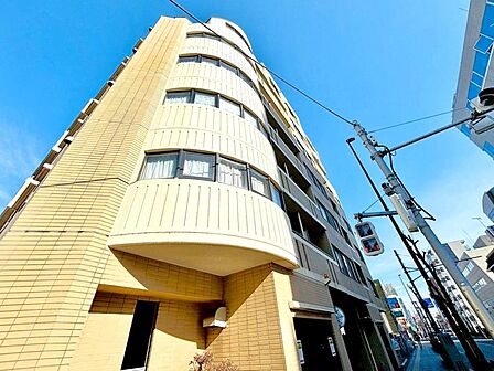 「現地外観」陽当り・通風共に良好な三方角住戸。7階建、総27戸のマンションです。