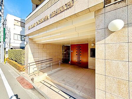 「エントランス」素材感を生かしたデザイン性のあるエントランスです。スロープ付きなので、ベビーカーや重いスーツケースの時も快適にお出かけができます。
