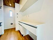（同仕様写真）新しいお住まいのキッチンで、休日は家族でお料理を楽しむ時間が増えそうです。
