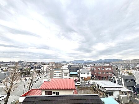 仕事や家事の合間の休憩に、外の景色を眺めればリフレッシュにもなりそうです。