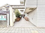 エントランスは、防犯性を高めるオートロックが採用されています。
