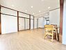 リビング/ダイニング：シンプルな色のフローリングが採用されているため、お好みのコーディネートが楽しめそうです。（家具や備品は販売価格に含まれません）
