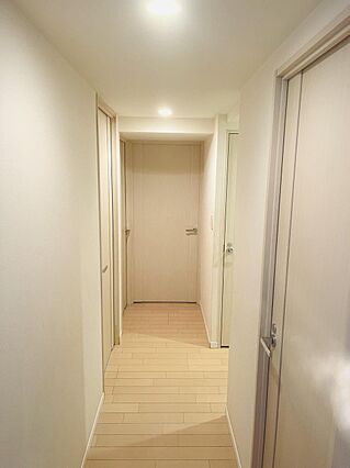 玄関からLDK...
