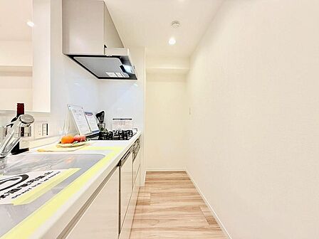 【施工の参考事例】新しいお住まいのキッチンで、休日は家族でお料理を楽しむ時間が増えそうです。