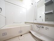 清潔感のある浴室。1日の疲れをゆっくりと癒してくれる空間です。