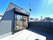 テーブルや椅子を配置して、寛ぎのスペースとしても利用可能。おうち時間の楽しみが広がりそうです。