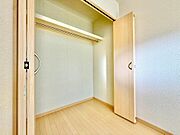 収納スペース付きで、生活感の出やすい場所もすっきり片付きそうです。
