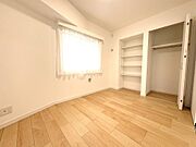 自然光が差し込む洋室。収納が備わっており、子供部屋や在宅ワークスペース等にもおすすめです。