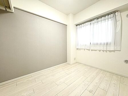 窓から自然光が差し込みます。プライベートな時間も心地よく過ごせそうです。