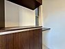玄関：ご家族や来訪者を迎える玄関。お好みのインテリアで、個性を演出してみてはいかがでしょうか。