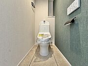 「トイレ」アクセントクロスが採用された清潔感のあるトイレ。温水洗浄便座の操作パネルが使いやすい位置に配置されています。無理のない姿勢でスムーズに使える、機能的で優しいトイレです。