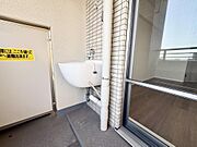 洗濯物を干す以外にも、生活スタイルに合わせて様々な用途で活用できるバルコニーです。
