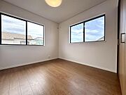 2面採光のため、日当たり・通風良好。快適な空間は、お子様の学習も捗りそうです。