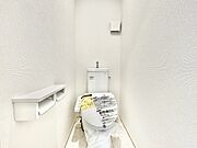 トイレは各階にあり、朝の忙しい時間帯や来客時も快適に利用できます。