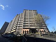 角住戸のため、家族以外が玄関前を通り抜けることが少なく、プライバシーの保ちやすい住戸です。