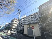 スーパーなどの買い物施設も近くに揃い、快適ライフを彩るロケーションです。