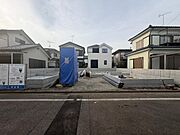 前面道路はアスファルト舗装されています。自転車の走行や、ベビーカーを押して外出する際も快適です。