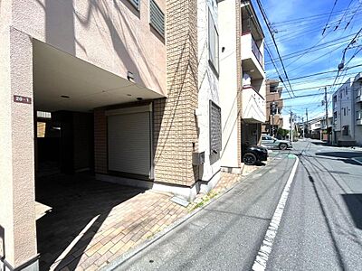外観:前面道路はアスファルト舗装されています。自転車の走行や、ベビーカーを押して外出する際も快適です。 外観:前面道路はアスファルト舗装されています。自転車の走行や、ベビーカーを押して外出する際も快適です。