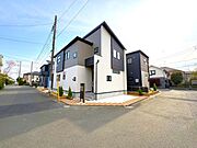 周辺は一戸建て住宅が建ち並ぶ穏やかな住環境。採光・通風を確保しやすく、開放的な角地です。