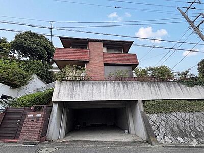 外観:周辺は、低層住宅が建ち並ぶ閑静な住宅街です。緑豊かな住環境で落ち着いた暮らしが叶います。 外観:周辺は、低層住宅が建ち並ぶ閑静な住宅街です。緑豊かな住環境で落ち着いた暮らしが叶います。