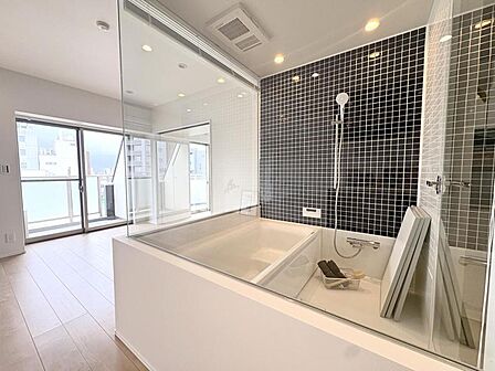 清潔感のある浴室。1日の疲れをゆっくりと癒してくれる空間です。