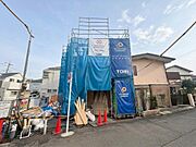 明るい陽光が降り注ぐ2階建ての住まい。各居室の日当たりや設備・仕様など、ぜひ現地にてご確認ください。