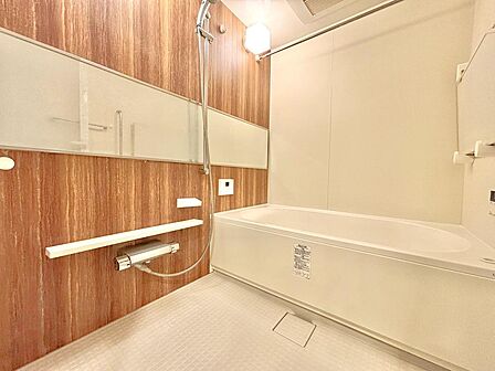 ワイドミラーが採用されているため、空間に奥行きが出てバスルームがより広く感じられます。