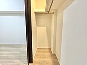 WICにはハンガーパイプや枕棚が備えられています。衣類を季節ごとに区分けすることもできます。