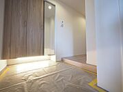 住まいの顏となる玄関。お気に入りの小物や写真を飾ることで、さわやかな気持ちで外出できそうです。