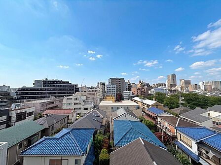 角住戸のため、家族以外が玄関前を通り抜けることが少なく、プライバシーの保ちやすい住戸です。