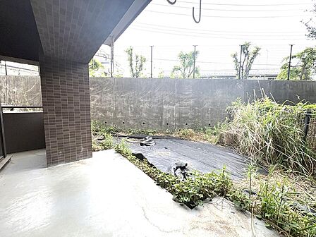 お仕事や家事の合間に気分転換ができる、庭付きの住まいです。※曇りを晴れにCG加工済み
