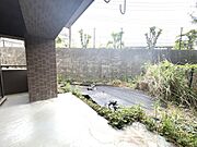 お仕事や家事の合間に気分転換ができる、庭付きの住まいです。※曇りを晴れにCG加工済み