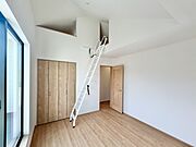 ロフト付きの洋室です。ロフトは収納スペースやお子様の遊び場にも活用できます。