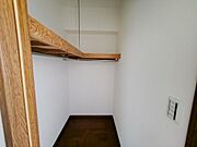 WICには衣類や寝具・季節家電などを、たっぷり収納できます。※写真はリフォーム前です
