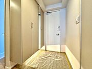 フロートタイプのシューズボックスが採用されています。照明の光が柔らかく広がる玄関です。