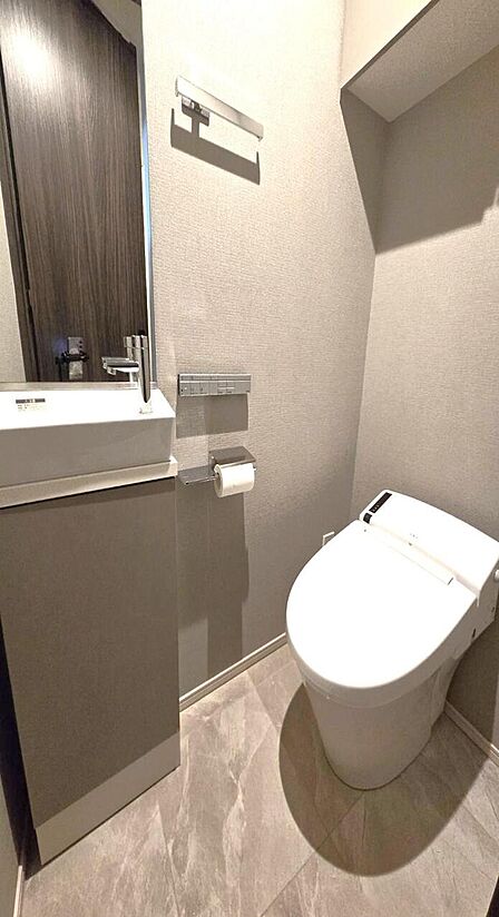 清潔感のあるトイレです。独立タイプの手洗い器が設置されています。