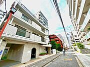 「現地外観写真」マンション敷地内に自転車置き場が設置されています。使用料や最新の空き情報などの詳細は、お気軽にお問い合わせください。