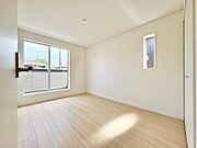 窓から自然光が差し込みます。プライベートな時間も心地よく過ごせそうです。