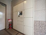 宅配ボックスが設置されています。在宅中でも手が離せないときに、非対面で荷物の受け取りが可能です。