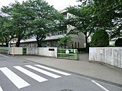 青梅市立若草小学校まで約619m