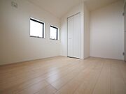 窓から自然光が差し込みます。プライベートな時間も心地よく過ごせそうです。